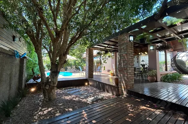 CASA COM PISCINA, ÁRVORES FRUTÍFERAS E ÓTIMA LOCALIZAÇÃO