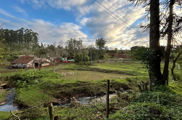 CHÁCARA TOTALMENTE VOLTADA PARA O LAZER E REUNIÃO DE MORADORES