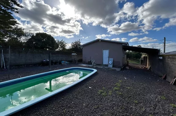 CASA DE 46m², PISCINA E TODA MURADA PARA SEGURANÇA DA FAMÍLIA