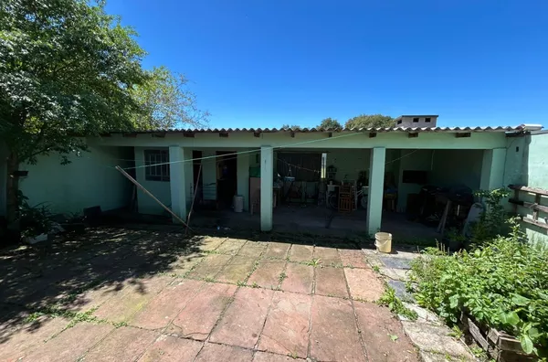 CASA COM 3 DORMITÓRIOS E QUIOSQUE NOS FUNDOS