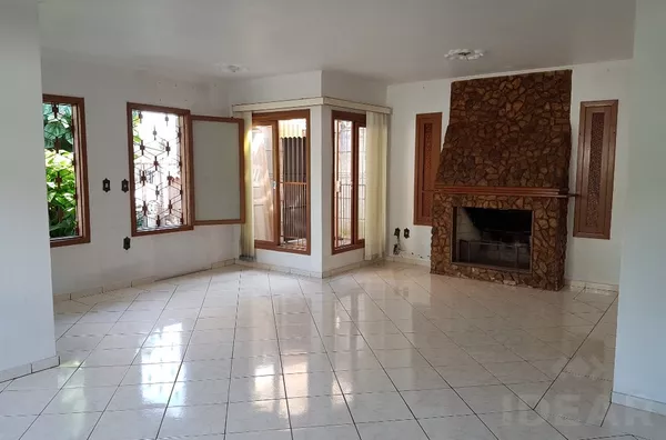 AMPLA E BONITA CASA, COM APARTAMENTO INDEPENDENTE E PISCINA