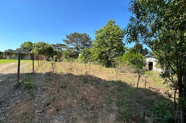 TERRENO AMPLO, COM MAIS DE 1.000m² EM REGIÃO TRANQUILA