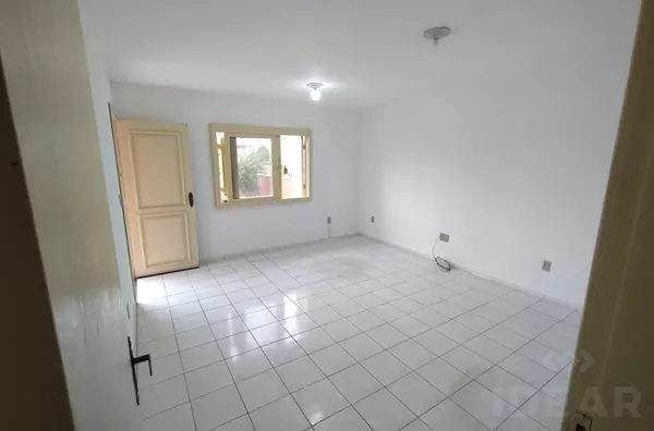 CASA DE 3 DORMITÓRIOS COM AMPLOS CÔMODOS E MUITO PÁTIO
