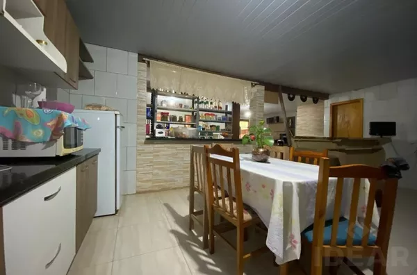 ÓTIMO PONTO PARA COMÉRCIO E CASA COM GRANDES CÔMODOS, 3 DORMITÓRIOS E PÁTIO NA LATERAL 