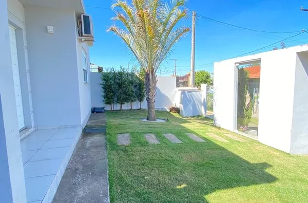 COM 2 DORMITÓRIOS, QUIOSQUE E PÁTIOS NA FRENTE E FUNDOS