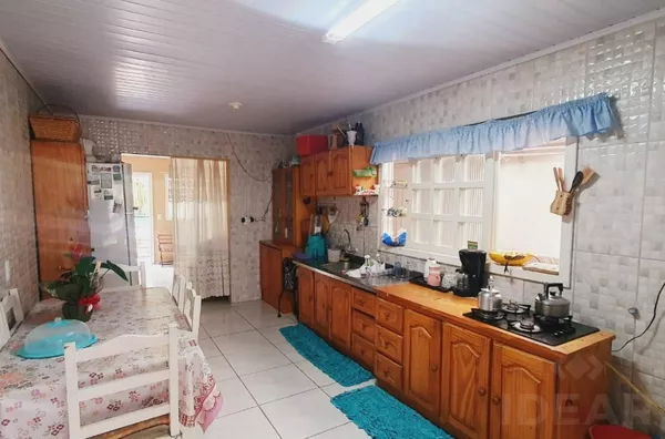 CASA AMPLA,  COM 3 DORMITÓRIOS E PÁTIO MURADO