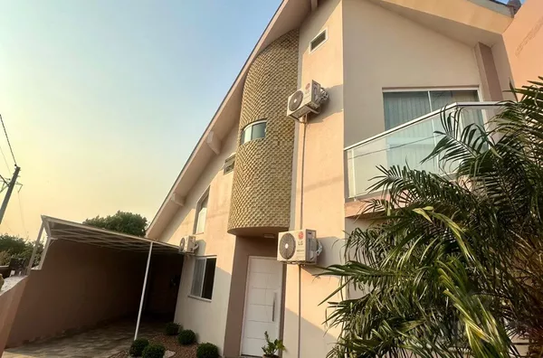 CASA DE 2 PISOS, PISCINA E MUITO ESPAÇO PARA A FAMÍLIA