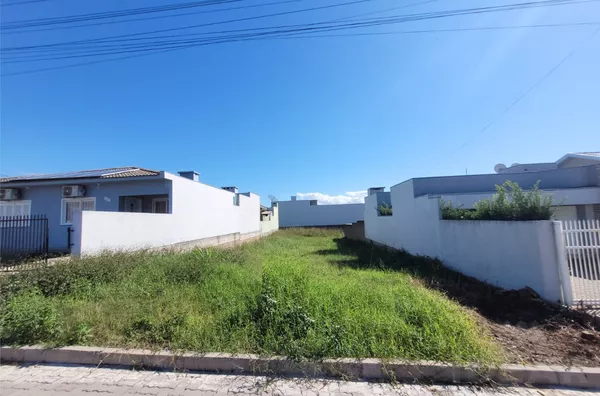 TERRENO BEM LOCALIZADO COM PAVIMENTAÇÃO DE BLOQUETO