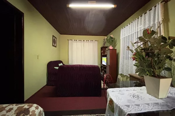 DUAS CASAS, PÁTIO NOS FUNDOS E LOCAL BEM TRANQUILO