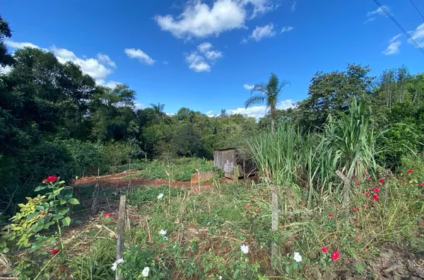 CHÁCARA DE 106m DE FRENTE PARA O ASFALTO, COM CASA MISTA