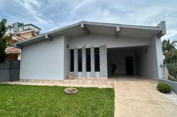 CASA COM PÁTIO ARBORIZADO, PISCINA E QUIOSQUE PARA RECEBER OS AMIGOS