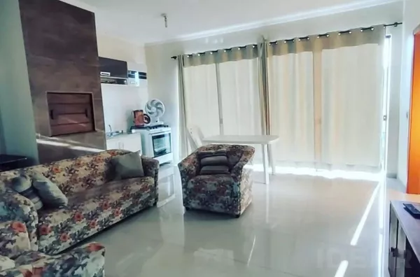 Casa  totalmente planejada, ecologicamente correta, pé  direito mais alto, energia fotovoltaica, descargas dos banheiros abastecidas por cisterna, possui escritório, 3 quartos um sendo suíte, garagem para duas caminhonetes, 197m2,.