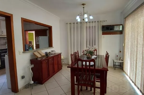 LINDA RESIDENCIA, COM MUITO VERDE, CONFORTO E ESPAÇO PARA TODOS