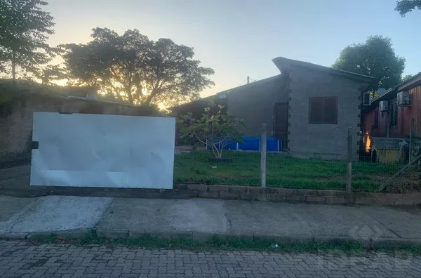 CASA DE ALVENARIA COM 2 DORMITÓRIOS E PÁTIOS FRENTE E FUNDOS