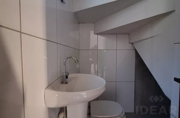 SOBRADO DE 2 DORMITÓRIOS, CHURRASQUEIRA E ÓTIMA LOCALIZAÇÃO