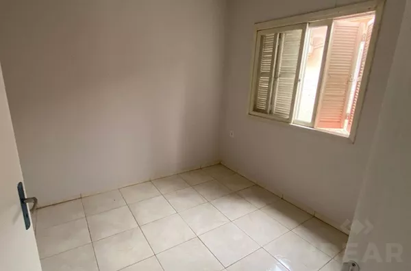 CASA DE BOM TAMANHO E PÁTIO PARA VOCÊ E SUA FAMÍLIA