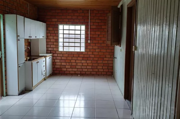 CASA MISTA COM TERRENO FECHADO E PÁTIO AMPLO NA FRENTE 