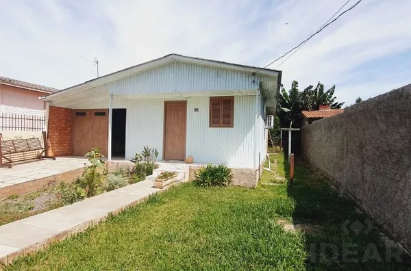 CASA MISTA COM TERRENO FECHADO E PÁTIO AMPLO NA FRENTE 