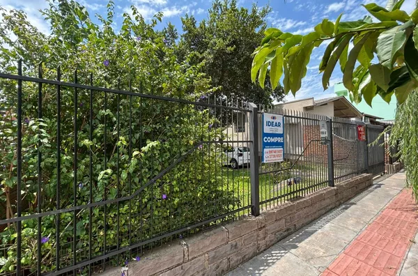 TERRENO BEM LOCALIZADO COM GRADE FRONTAL E CALÇADA