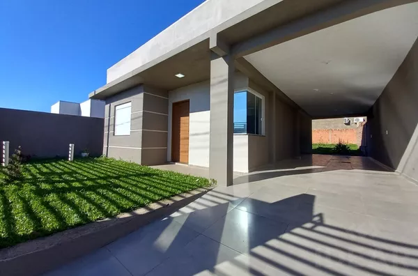 LINDA CASA DE 108m², COM PÁTIOS NA FRENTE E FUNDOS