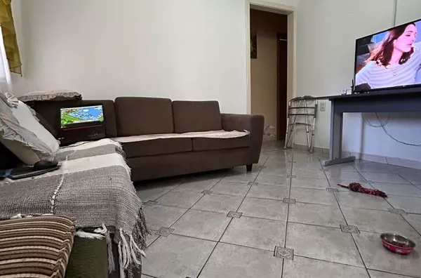 CASA DE TRÊS DORMITÓRIOS, COM MUITO PÁTIO E  BEM LOCALIZADO