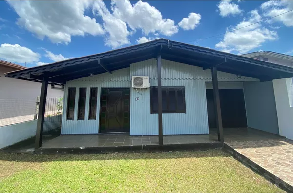 CASA MISTA COM 2 DORMITÓRIOS, PÁTIO NA FRENTE E NOS FUNDOS.