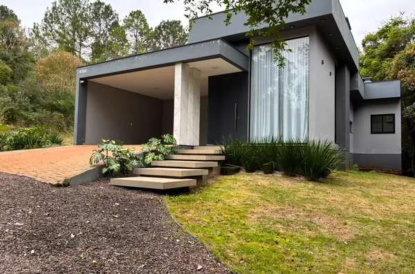 CASA DE 3 DORMITÓRIOS EM ÁREA DE MUITO VERDE. O PARAÍSO DE SE VIVER!