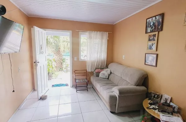 CASA AMPLA,  COM 3 DORMITÓRIOS E PÁTIO MURADO