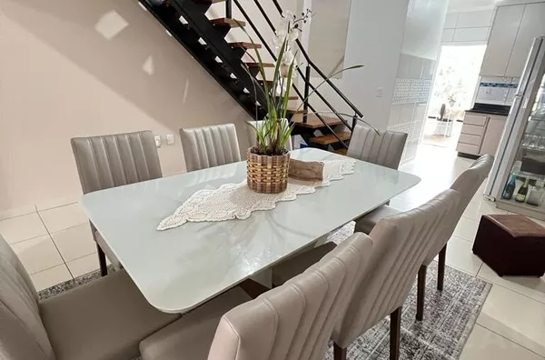 SOBRADO DE DOIS DORMITÓRIOS, COM SALA COZINHA INTEGRADA E PÁTIO