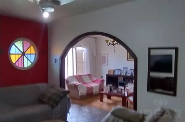 AMPLA CASA COM MUITO ESPAÇO FRONTAL E FUNDOS