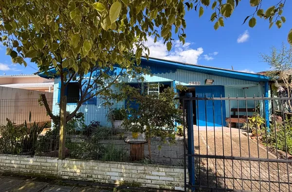CASA MISTA, NO BAIRRO XANGRILÁ, COM PÁTIO