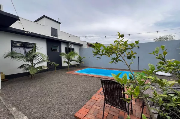 CASA COM SUÍTE, QUARTO SOLTEIRO, PISCINA E ESTRUTURA PARA QUIOSQUE - Foto 15