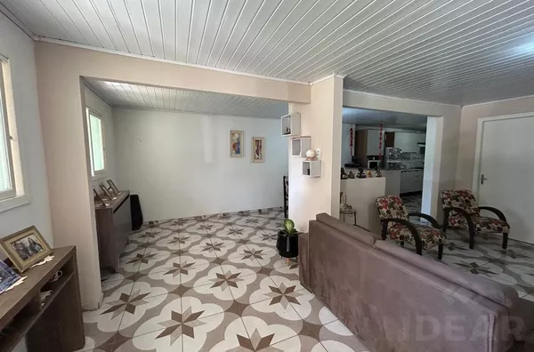 AMPLA CASA EM EXCELENTE LOCALIZAÇÃO COM PÁTIO NA FRENTE E FUNDOS