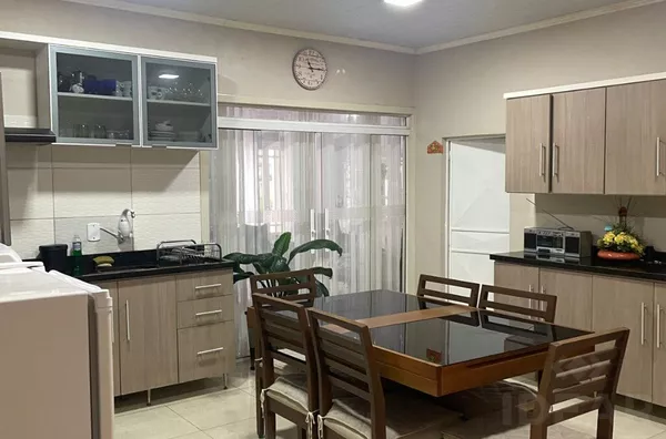 CASA COM EXCELENTE ACABAMENTO. PISCINA E QUIOSQUE. TUDO DE BOM!