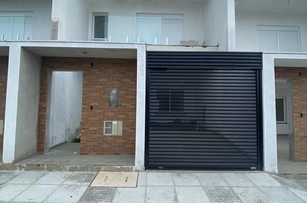 SOBRADO AMPLO E CONFORTÁVEL EM REGIÃO TRANQUILA DE SE MORAR