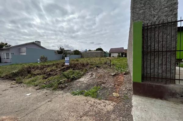 SUA RESIDÊNCIA MUITO BEM LOCALIZADO, COM RUA ASFALTADA E FRENTE PARA ÁREA VERDE