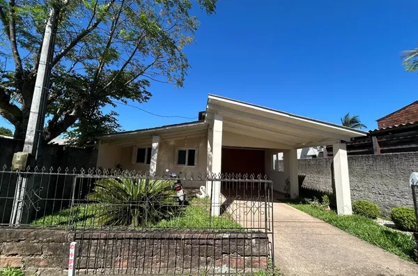 AMPLA CASA EM EXCELENTE LOCALIZAÇÃO COM PÁTIO NA FRENTE E FUNDOS