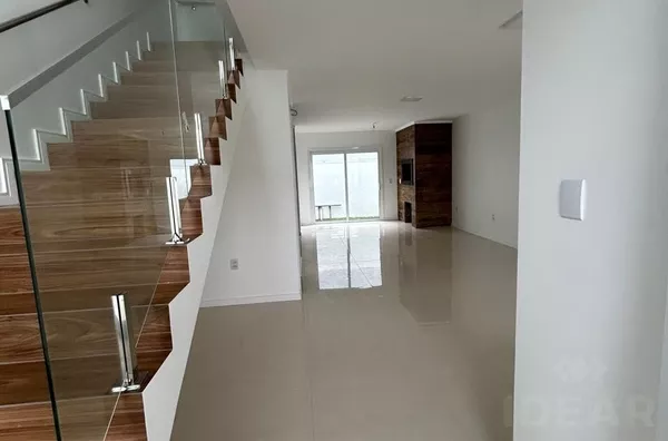 SOBRADO AMPLO E CONFORTÁVEL EM REGIÃO TRANQUILA DE SE MORAR