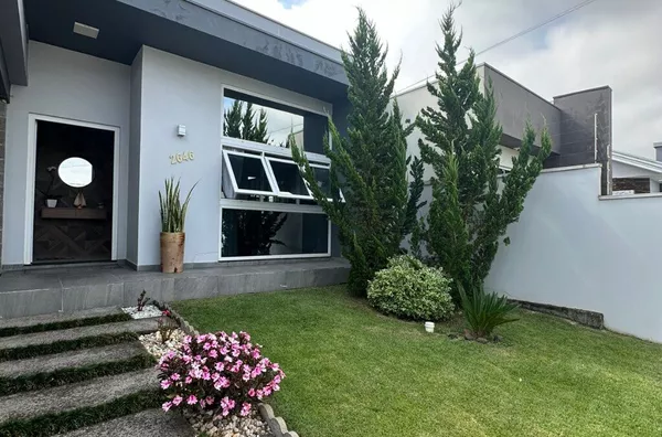 CASA DE GRANDES AMBIENTES E MUITO CONFORTO PARA TODA A FAMÍLIA