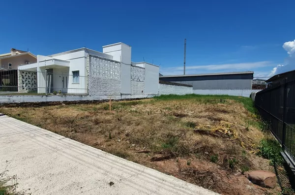 EXCELENTE TERRENO EM UMA BELA E TRANQUILA REGIÃO, VENHA CONHECER!