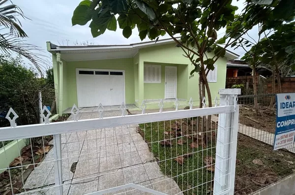 CASA COM 3 QUARTOS E PRÓXIMO DO CENTRO COMERCIAL DO BAIRRO