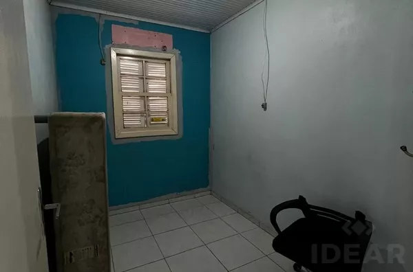 CASA AMPLA, COM PÁTIO DE FUNDOS E ÓTIMA LOCALIZAÇÃO