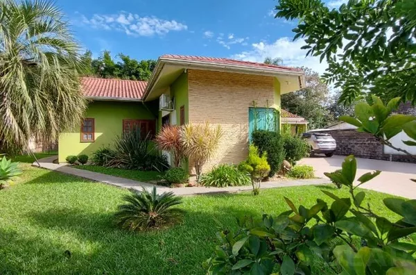 LINDA RESIDENCIA, COM MUITO VERDE, CONFORTO E ESPAÇO PARA TODOS