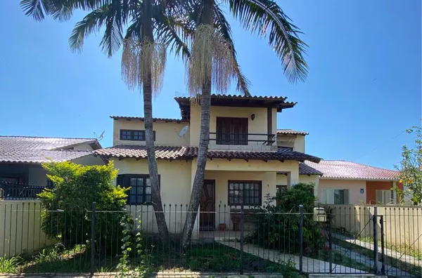 CONFORTO E ESPAÇO PARA TODA A FAMÍLIA. GRANDE PÁTIO PARA A PISCINA DE SEUS SONHOS