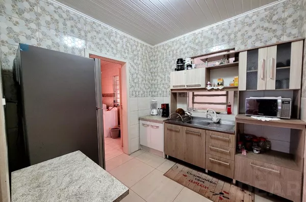 CASA BEM LOCALIZADA COM AMPLOS CÔMODOS E MUITO PÁTIO