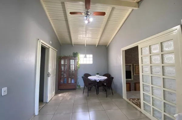 CASA AMPLA E EXCELENTE LUMINOSIDADE NATURAL- LOTEAMENTO ARTUS