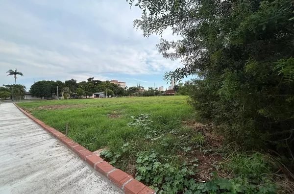 TERRENOS DE VÁRIOS TAMANHOS E BEM LOCALIZADOS