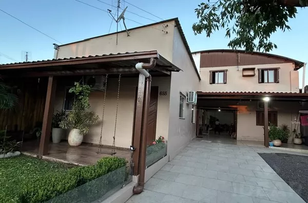 TRÊS CASAS INDEPENDENTES COM AMPLO ESPAÇO PARA CONVIVÊNCIA