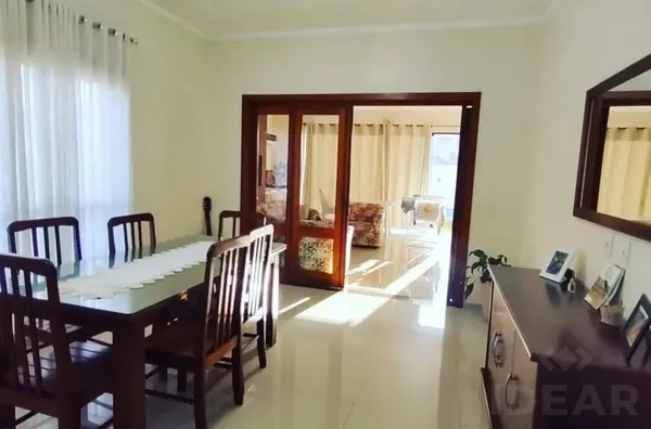 Casa  totalmente planejada, ecologicamente correta, pé  direito mais alto, energia fotovoltaica, descargas dos banheiros abastecidas por cisterna, possui escritório, 3 quartos um sendo suíte, garagem para duas caminhonetes, 197m2,.