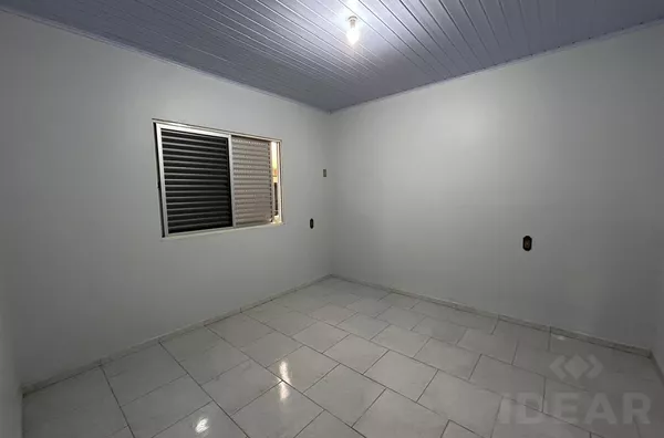 CASA DE 174m², COM TRÊS DORMITÓRIOS E PÁTIOS NA FRENTE E FUNDOS